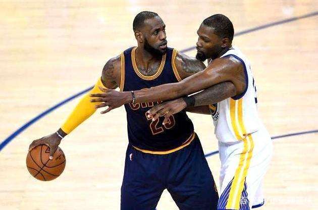 科贝记者：法兰克福球迷往巴萨球迷区投掷杂物甚至发射焰火（科贝记者：法兰克福球迷在巴萨球迷区投掷杂物并施放焰火）