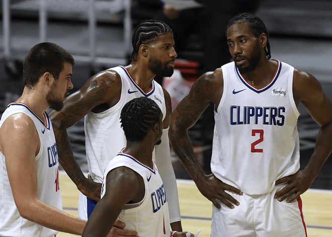 西甲：巴萨主场3-0完胜瓦伦西亚（西甲：巴萨主场三球零封瓦伦西亚）