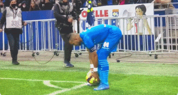 欧冠2-1逆转！巴萨天降神兵：后卫3分钟梅开二度创历史，逼近前八（欧冠2-1翻盘！巴萨奇兵突袭：后卫3分钟梅开二度改写历史，八强在望）