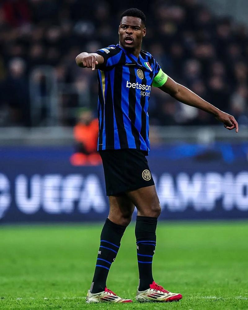 崩盘！利物浦3连败+3场丢10球，各赛事12场比赛狂输9场（溃败！利物浦三连败，近三战丢10球，近12场各项赛事输掉9场）