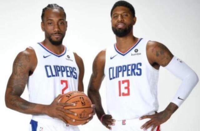 如今足坛的老队友相聚：（足坛昔日队友再度相会：）