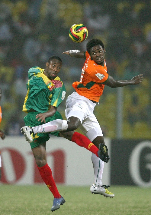 太阳报：麦克托米奈领意甲最佳球员奖，被女友透视着装抢风头（太阳报：麦克托米奈获意甲年度最佳，女友透视造型抢镜）